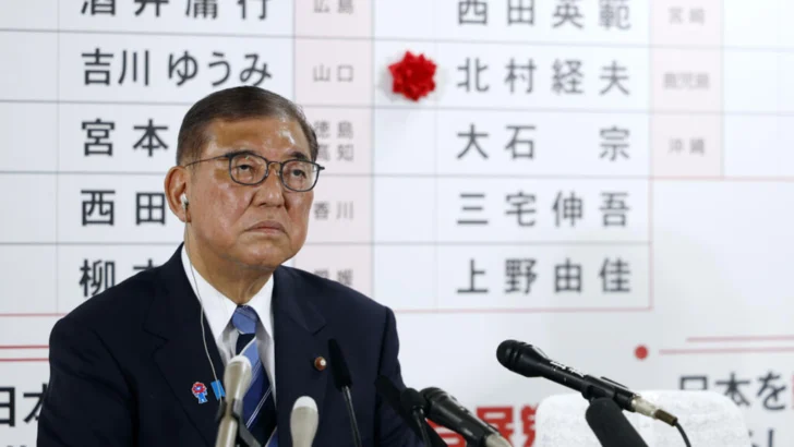 Primer ministro japonés se aferra al cargo pese a debacle electoral