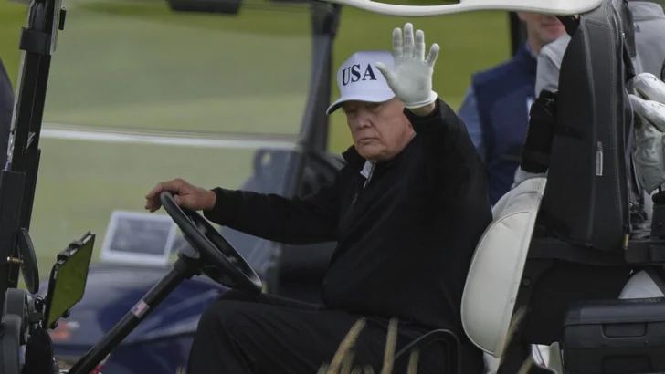 Cientos de manifestantes protestan por la visita de Trump a Escocia
