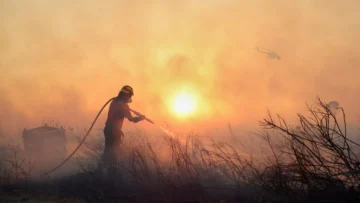 Grecia libra una 'batalla titánica' contra los incendios