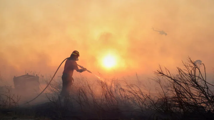 Grecia libra una 'batalla titánica' contra los incendios
