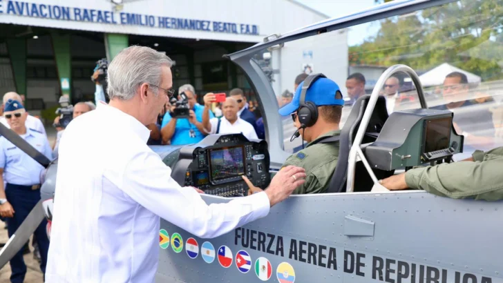 Abinader supervisa ensamblaje de aviones TP-75 en Base Aérea de San Isidro