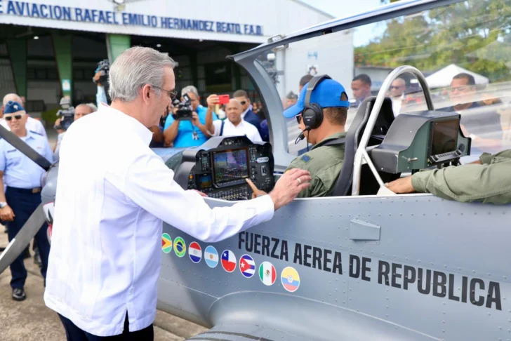 Abinader supervisa ensamblaje de aviones TP-75 en Base Aérea de San Isidro