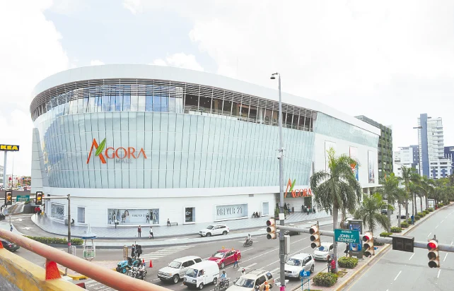 Joven muere tras caer de torre de parqueos en Ágora Mall