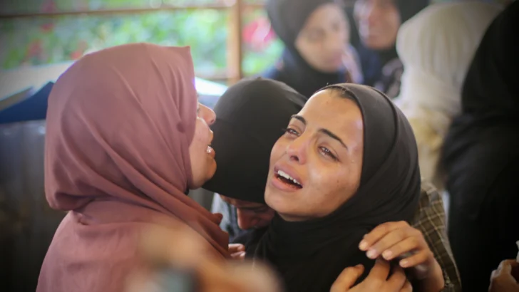 Al menos 15 personas asesinadas en bombardeo israelí contra tiendas de refugiados en Gaza; muertos superan los 130 en 24 horas Al menos 15 personas asesinadas en bombardeo israelí contra tiendas de refugiados en Gaza; muertos superan los 130 en 24 horas