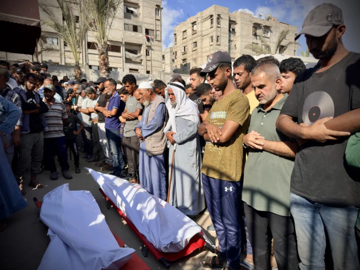 Al menos 15 personas asesinadas en bombardeo israelí contra tiendas de refugiados en Gaza; muertos superan los 130 en 24 horas