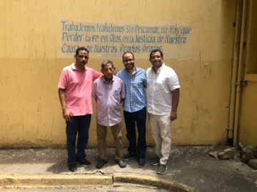  Raúl Pérez Peña -Bacho- acompañado de sus hijos Juan Miguel, Amaury Giordano y Raúl Amín en el liceo Juan Pablo Duarte donde estudió.