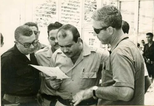  Coronel Francisco Alberto Caamaño Deñó Bernard Diederich y el General Manuel Ramón Montes Arache, observando un documento,1965. (Centro León). Bernard Diederich. In Memoriam de José Eduardo León Cabral, donada por José León Asensio.