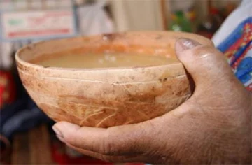  Chicha en su recipiente de higüera lista para el ritual de la toma en grupo.<strong> </strong>