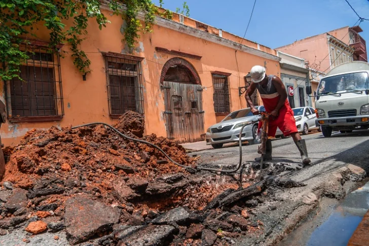 La CAASD repara tubería de aguas residuales en la Ciudad Colonial
