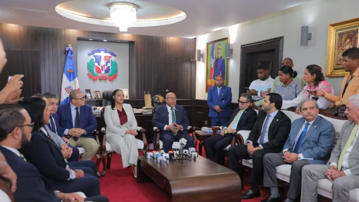 Congreso solicita al presidente Abinader extender legislatura para concluir estudio del Código Penal