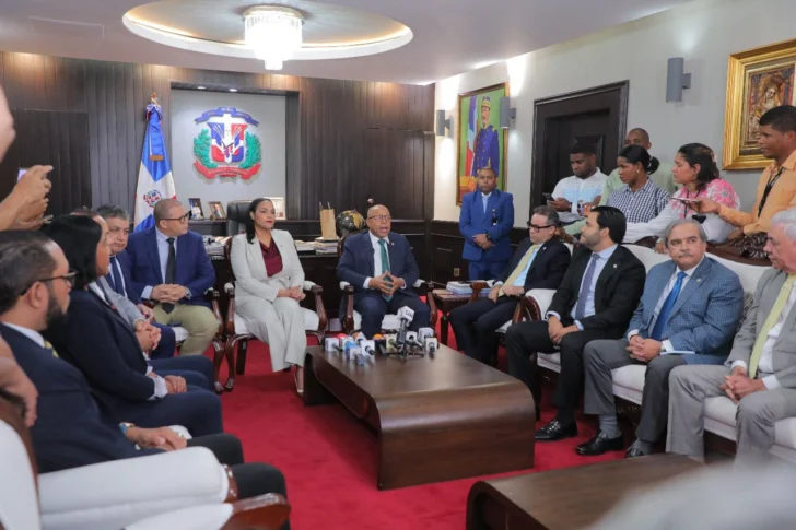 Congreso solicita al presidente Abinader extender legislatura para concluir estudio del Código Penal