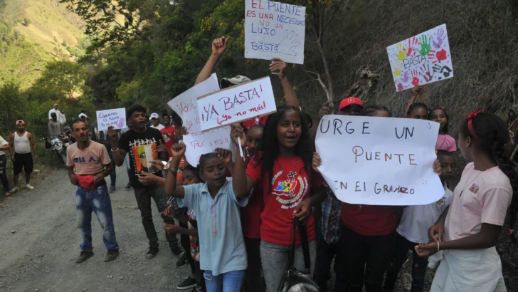 Abinader no miró los niños sin escuela ni la carretera rota de la zona montañosa de Padre Las Casas, dicen los comunitarios