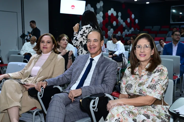  De izquierda a derecha Alliet Ortega, rectora en funciones; Arturo del Villar, vicerrector académico, y Rosario Aróstegui, vicerrectora de Investigación y Vinculación