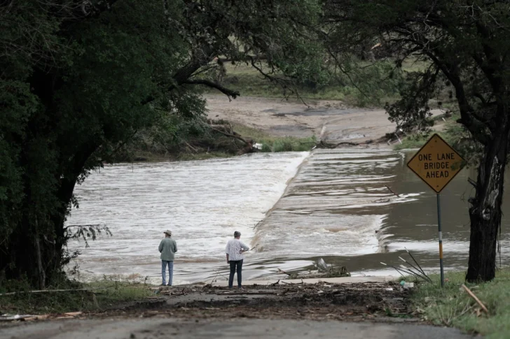 Aumentan a 27 las personas fallecidas por las inundaciones en el centro-sur de Texas