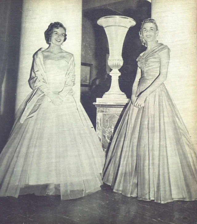  Dos señoritas de la sociedad en el acto de apertura de Bellas Artes.