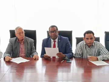  El decano de la Facultad de Ciencias Económicas y Sociales de la UASD, doctor Antonio Ciriaco Cruz y el maestro Víctor Salazar del Centro Pensamiento y Desarrollo, durante la rueda de prensa en que rechazan la fusión del MESCYT y del MINERD.
