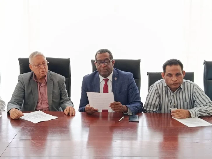  El decano de la Facultad de Ciencias Económicas y Sociales de la UASD, doctor Antonio Ciriaco Cruz y el maestro Víctor Salazar del Centro Pensamiento y Desarrollo, durante la rueda de prensa en que rechazan la fusión del MESCYT y del MINERD.