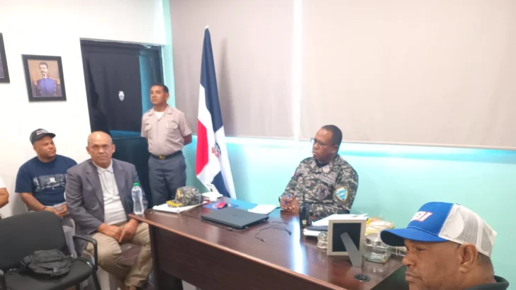 Director Sur Central Policía Nacional se reúne con medios de Baní tras críticas a su gestión