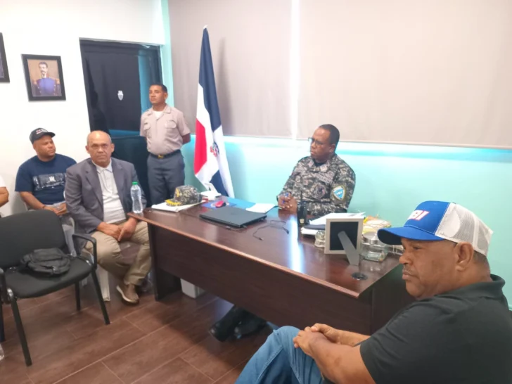 Director Sur Central Policía Nacional se reúne con medios de Baní tras críticas a su gestión