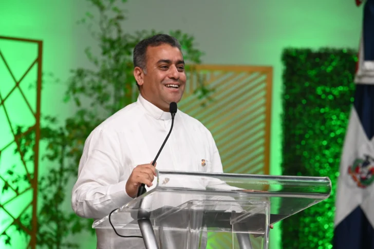 El-rector-de-la-UCNE-mientras-se-dirige-a-los-presentes-728x485