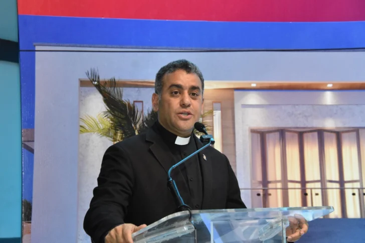  El reverendo padre doctor Isaac Garcia de la Cruz, durante la bendicion de la expo feria inmobiliaria.