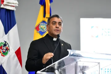  El reverendo padre doctor Isaac García de la Cruz, rector de la UCNE.