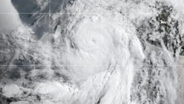 Flossie se debilita a huracán de categoría 2 frente a la costa del Pacífico mexicano