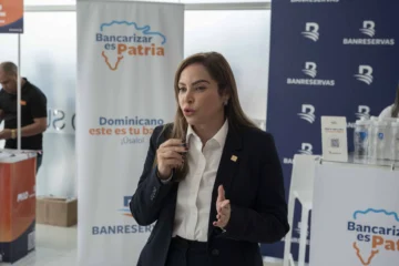 La vicepresidenta de Programas Estratégicos de Negocios Banreservas, Linda Valette, habla durante la jornada de Bancarizar es Patria realizada por Banreservas en el Instituto Técnico Superior Comunitario (ITSC), en el sector<br />San Luis.