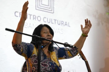  Manuela Rodríguez, interpretando una de sus canciones.