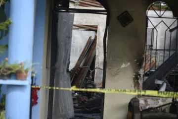 Tres niños y sus padres mueren en incendio en Don Pedro