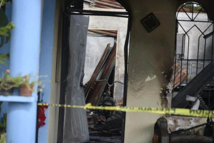 Tres niños y sus padres mueren en incendio en Don Pedro