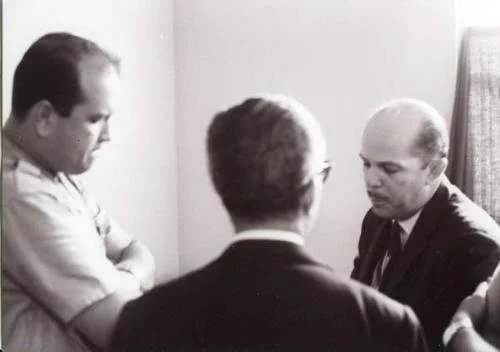  Doctor Héctor García Godoy conversa con Coronel Francisco Caamaño Deñó y un Señor, 1965. (Centro León). Bernard Diederich. In Memoriam de José Eduardo León Cabral, donada por José León Asensio.