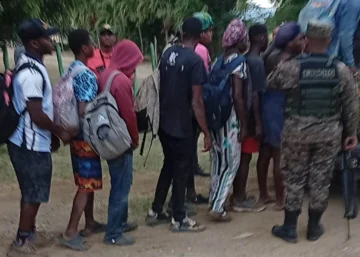 El ejército informa apresó a 66 presuntos traficantes de personas y detuvo a más de 15,000 inmigrantes haitianos en junio