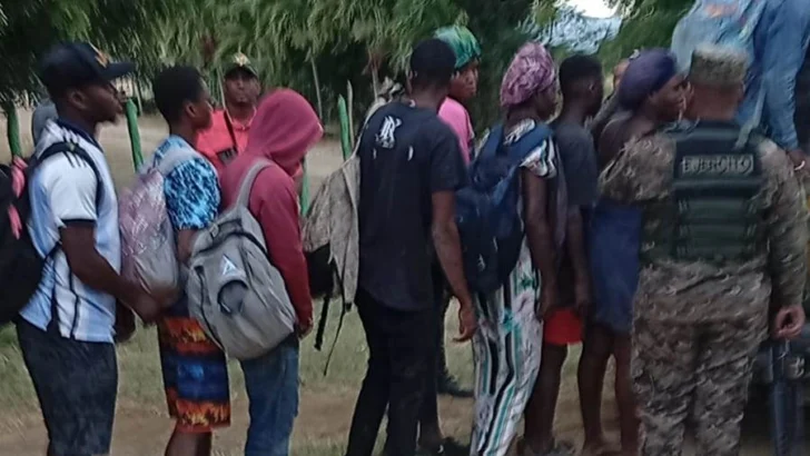 El ejército informa apresó a 66 presuntos traficantes de personas y detuvo a más de 15,000 inmigrantes haitianos en junio