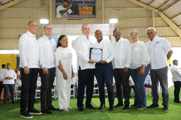 Abinader 'celebra' su cumpleaños con la entrega 1,800 títulos de propiedad