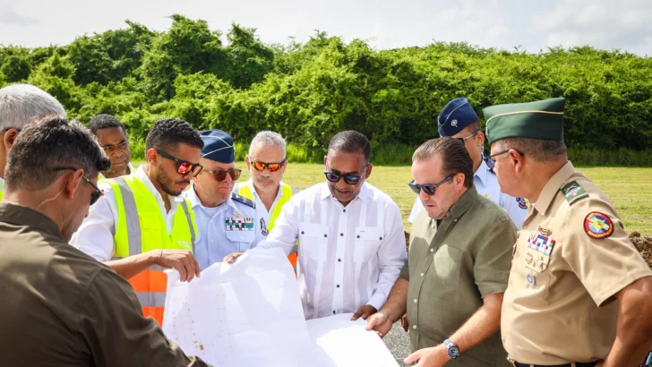 Autoridades supervisan avance de trabajos en pista de aterrizaje de la Fuerza Aérea Autoridades supervisan avance de trabajos en pista de aterrizaje de la Fuerza Aérea