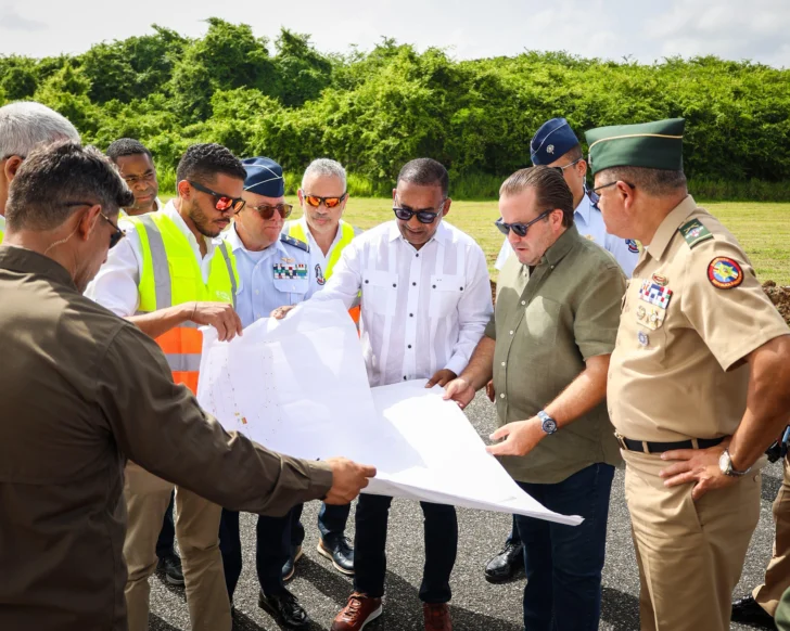 Autoridades supervisan avance de trabajos en pista de aterrizaje de la Fuerza Aérea