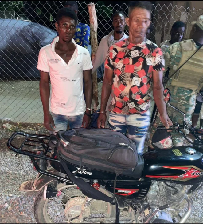 Ejército detiene a haitiano que portaba arma de seis cañones y entrega a Migración a otros 16 Ejército detiene a haitiano que portaba arma de seis cañones y entrega a Migración a otros 16