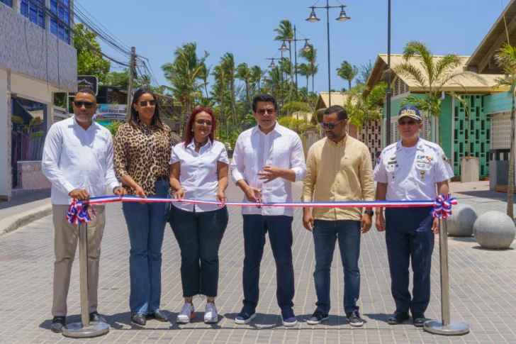 Inauguran reparación de la calle Francisco Caamaño Deñó, en Las Terrenas
