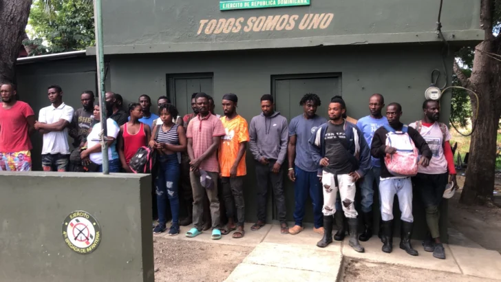 Ejército interceptó a 62 haitianos indocumentados y los entrega a las autoridades de Migración
