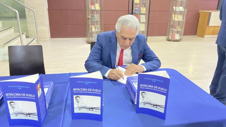 'Bitácora de vuelo: viaje de un piloto hacia la libertad y la democracia' alza vuelo en la Biblioteca Nacional