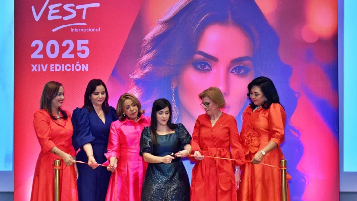 Reconocen a Biviana Riveiro y Patricia González en apertura de VEST Internacional 2025
