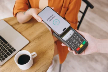 Aumenta a 65 % la población mayor de 15 años con cuentas bancarias en RD