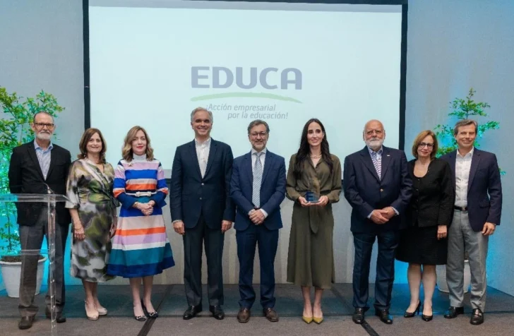 Reconocen labor de Darwin Caraballo en la dirección de Educa