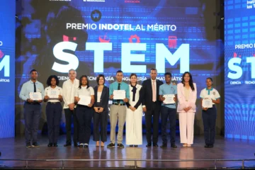  Julio Cordero, Yolanda Martínez, Raquel Peña, Guido Gómez Mazara y María Cristina Cárdenas junto a estudiantes premiados con becas STEM.
