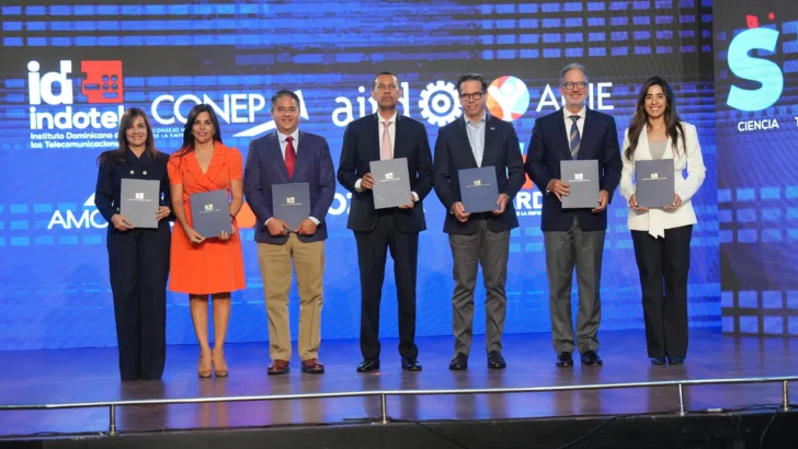 INDOTEL beca 500 estudiantes en premiación STEM