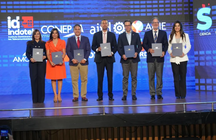 INDOTEL beca 500 estudiantes en premiación STEM
