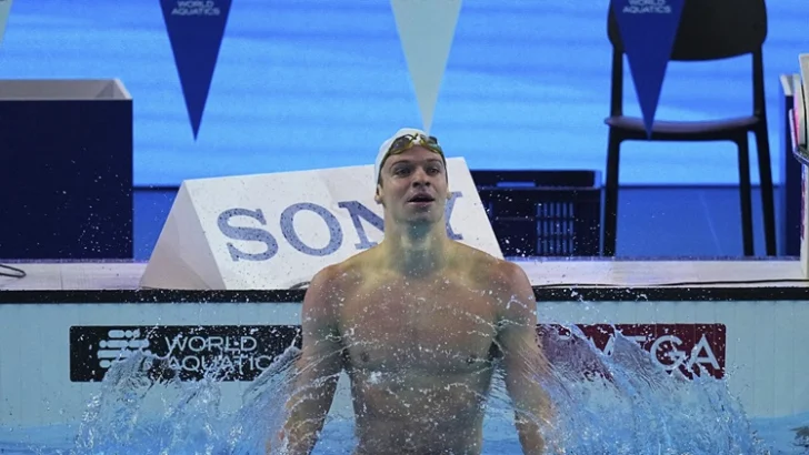 Léon Marchand bate el récord del mundo de los 200 metros en Singapur