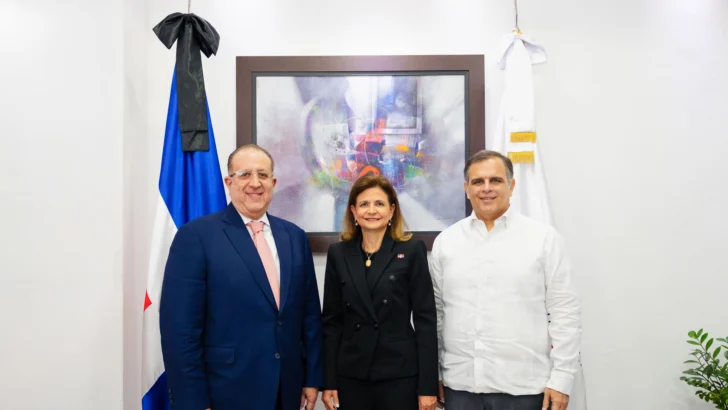 Raquel Peña juramenta a Magín Díaz como ministro de Hacienda