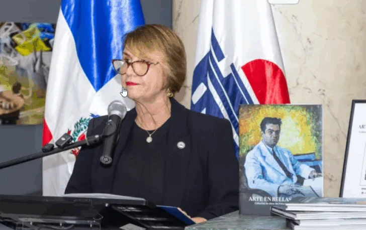  Marianela Sallent habla en lapresentación del catálogo de la exposición Arte en Bellas Artes.